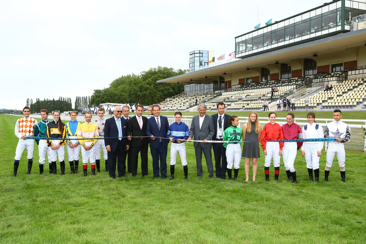 francegalop's tweet photo. Le jockey Théo Bachelot a officiellement inauguré le Meeting de #Deauville  Lucien Barrière en présence du Maire de Deauville #bestracing https://t.co/A3svqHWlBi