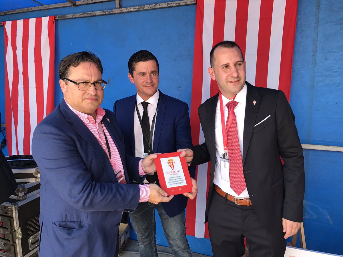 Durante el pregón se hizo entrega de una placa a la <a href="/FPSPO/">FPS</a> y una camiseta al alcalde de #VegadeoRojiblanco