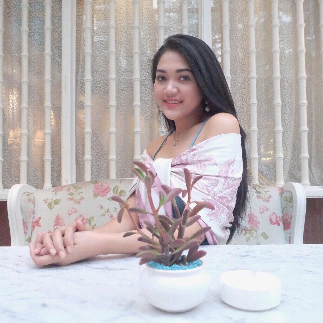 AngelithaCain's tweet photo. Bidadari itu malam Minggu keluarnya sendirian... 👧🙅🙆🙇 https://t.co/z0wXnJ84KQ