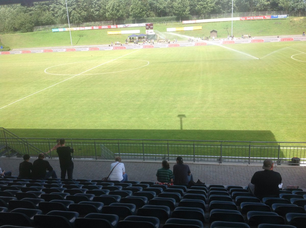 El campo de fútbol del Homberg, reducido, con la hierba alta y con sólo una grada