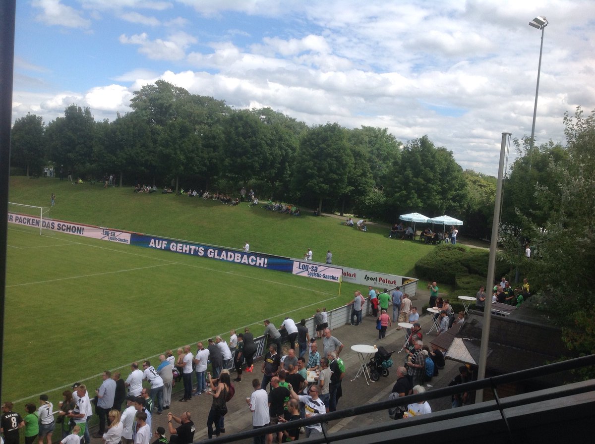 Aquí, la 'grada de animación' en Homberg para el partido del <a href="/MalagaCF/">Málaga CF</a>