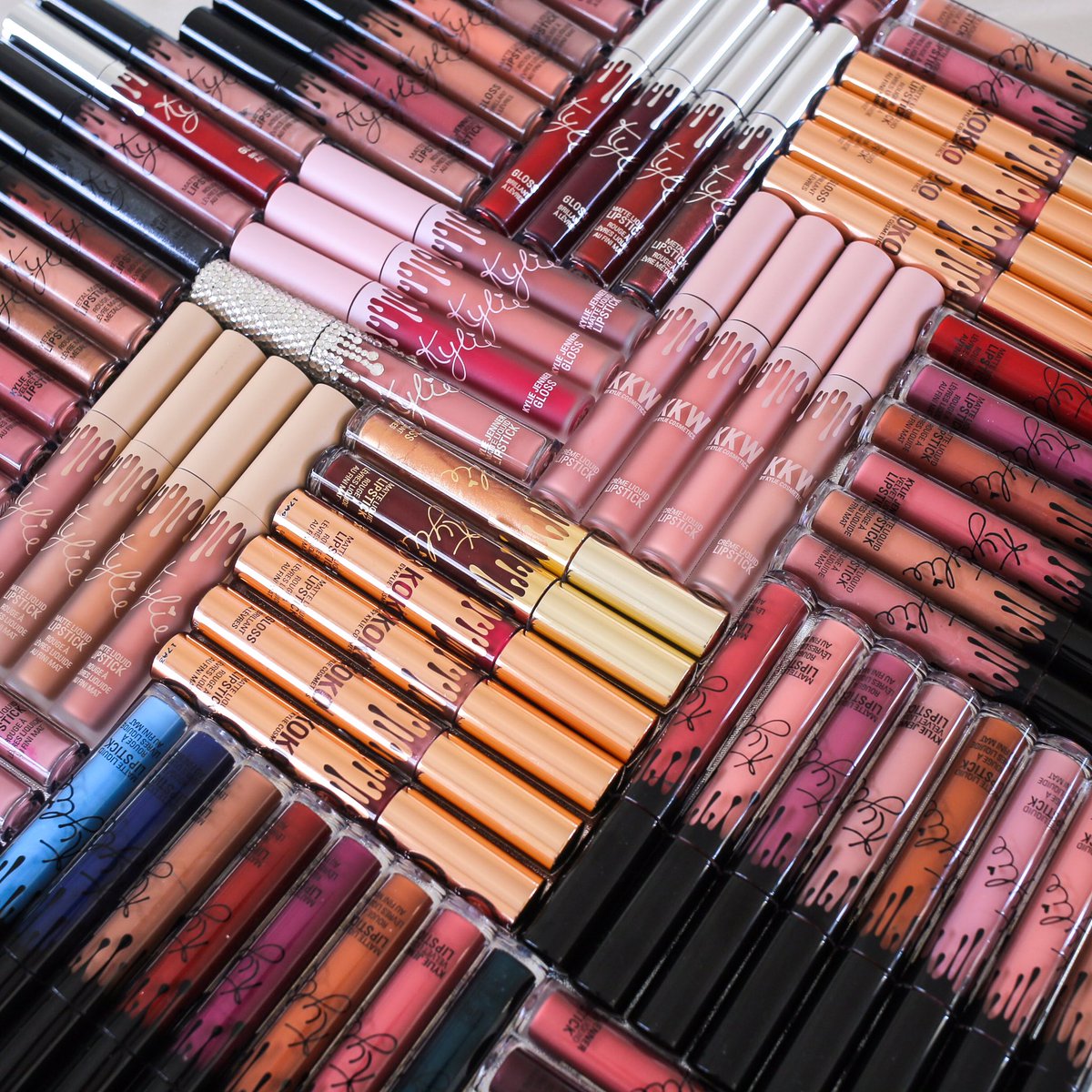 kyliecosmetics's tweet photo. Happy #NationalLipstickDay 💄💋 https://t.co/TE8A5xtIaT