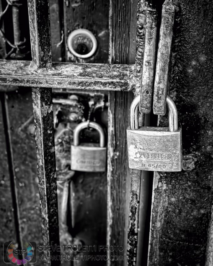 photochallenge's tweet photo. 2017 PHOTOCHALLENGE, WEEK 31: B&amp;W LOCKED WITH LOCKS https://t.co/a5jgU9yEJ0 https://t.co/STaSF4j614