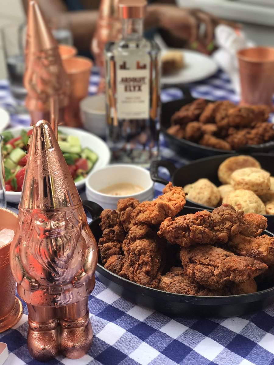 schmooey's tweet photo. Crushed fried 🐔at #EMPSummer w/our friends @absolutelyx yesterday &amp; it was 💯. #EEEEEATS https://t.co/W4dbwZAgyv