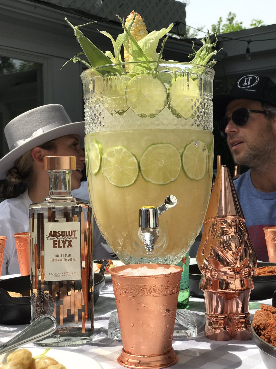 schmooey's tweet photo. Crushed fried 🐔at #EMPSummer w/our friends @absolutelyx yesterday &amp; it was 💯. #EEEEEATS https://t.co/W4dbwZAgyv