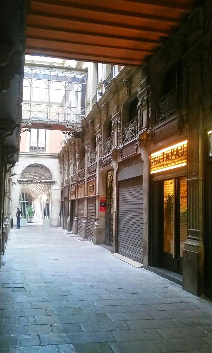 ld_antoni's tweet photo. #Passatge #Bacardí #BCN edificio para el tránsito #WBenjamin #TimePassages #Rambla #plaçaReial #arquitectura https://t.co/pvlQ3T7F4U