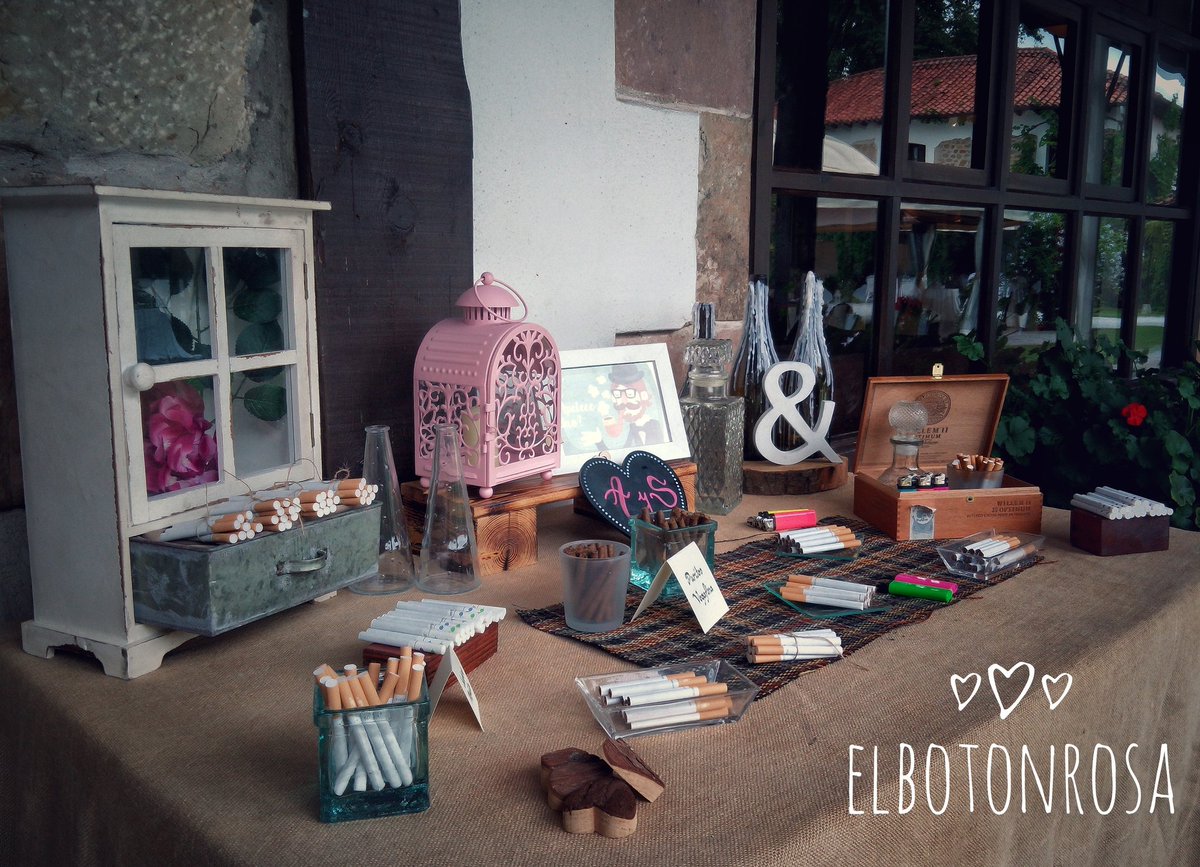 retrocaravan_br's tweet photo. Porque todos los detalles importan y los rincones tienen que tener su encanto 🚬
#ElBotonRosa #LaBodaDeAndreaySamu #MesaDeTabaco #DecoBodas https://t.co/781swsy7DF