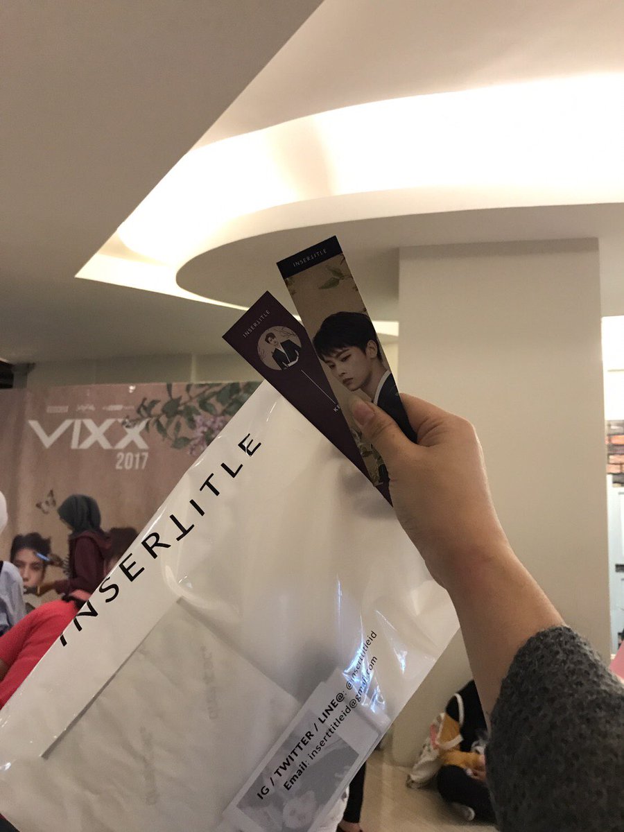 InsertTitleID's tweet image. We're here in venue area! Go find us and get your freebies NOW! We're carrying @InsertTitleID's plastic bag 💞💕 #vixxinjkt