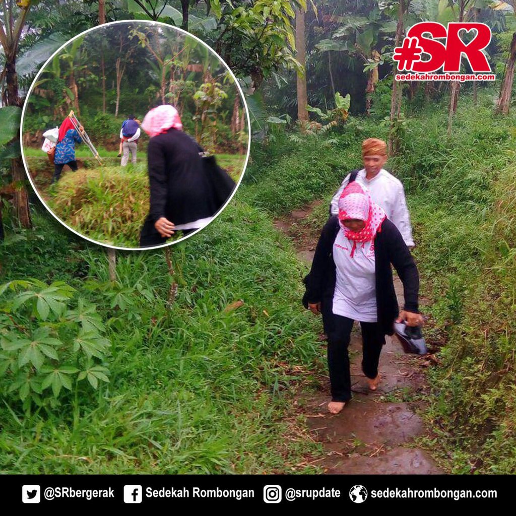 AzepBima's tweet photo. @SRbergerak Kurir #SR Bandung menyusuri jalan licin pedesaan, mengantar pulang pasien dampingan. #Seman6atMiladSR https://t.co/zBStyNpA5c