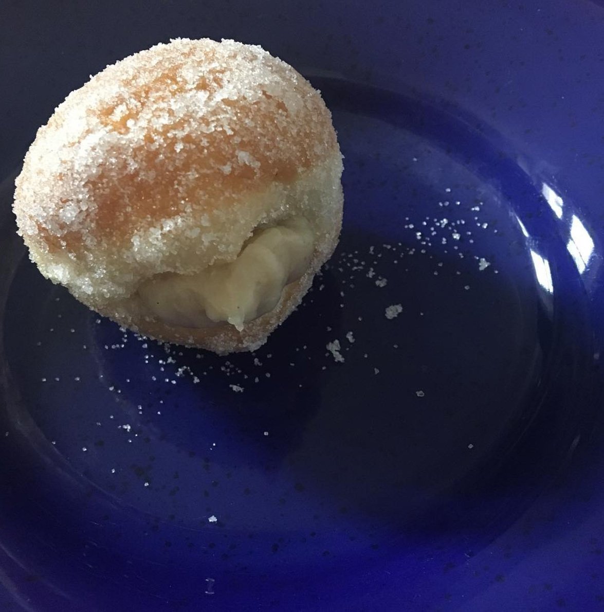 bear_sign's tweet photo. special order today. 

~ vanilla
~ raspberry jam 

#vegan #vegandoughnut #veganbaking #glasgowvegan #doughnut #glasgowfood https://t.co/DeBC6RFadp