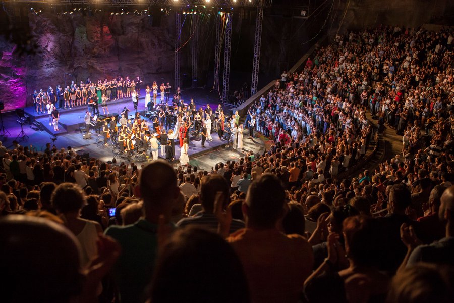 carlesesteban's tweet photo. Formidable, incombustible, extasiant i apta per tots els gustos (tret d'alguna concessió). Simfònica i generacional #NitdeMusicals al Grec. https://t.co/RpK9t97eId