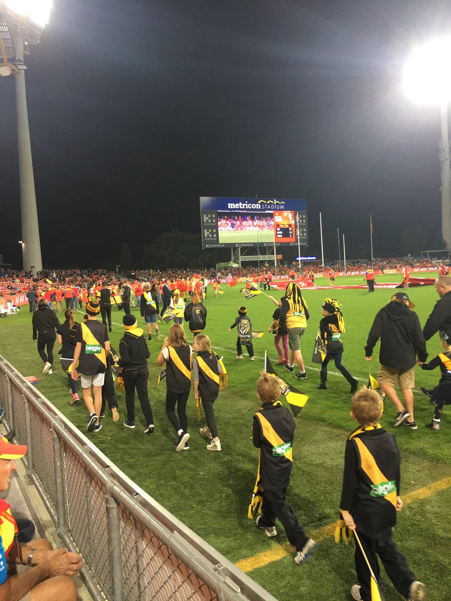 zanofc's tweet photo. The last time @Richmond_FC won at Carrara most of these Tigers fans wouldn't have even been born - R10 1991 vs Brisbane Bears #ABCAFL https://t.co/aMhNg4ed3C