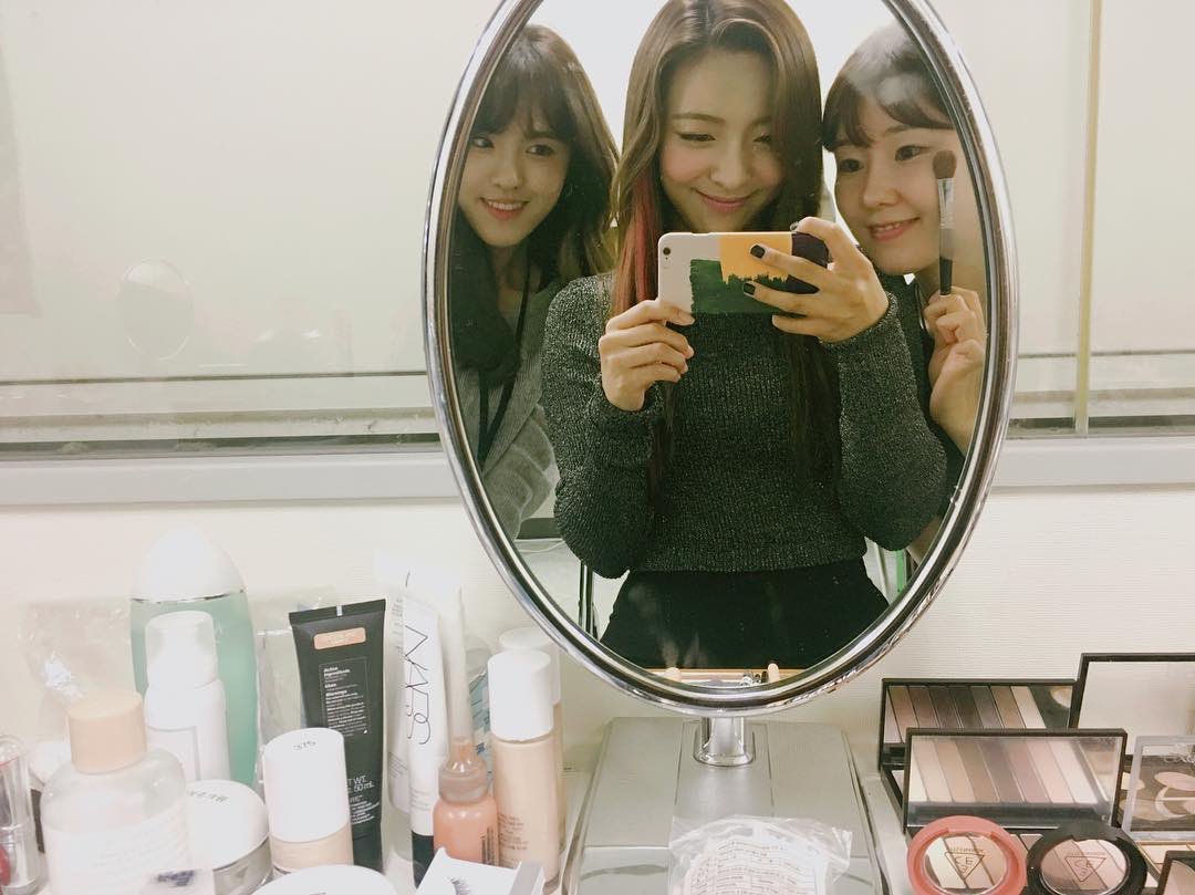 pakrluna's tweet photo. Mirror selfie https://t.co/hd606aHWT2