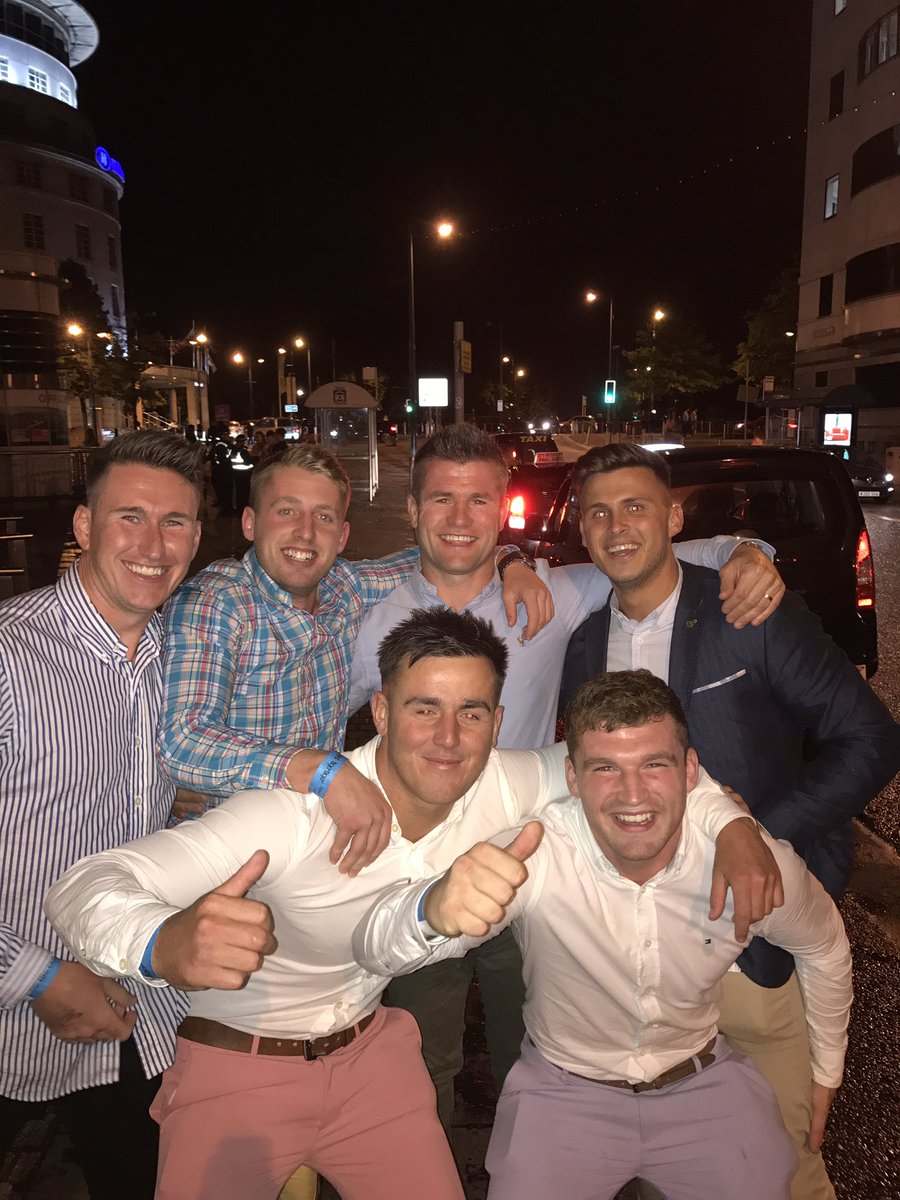 ConnorWalker15's tweet photo. Good to bump into my old mate @CeriSweeney10 last night. Nice to catch up over a couple of cold ones #kickingmachine https://t.co/tcCZNZJV0e