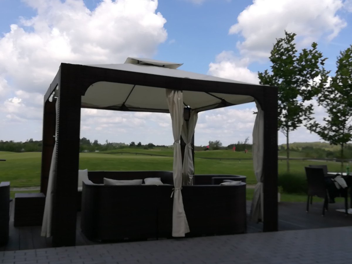 BeerLabOfficial's tweet photo. Już niebawem otworzy się pierwsza butelka w pięknej scenerii #beerlab #golf #sobienie #piwo #taras https://t.co/6u0gXdRIGB