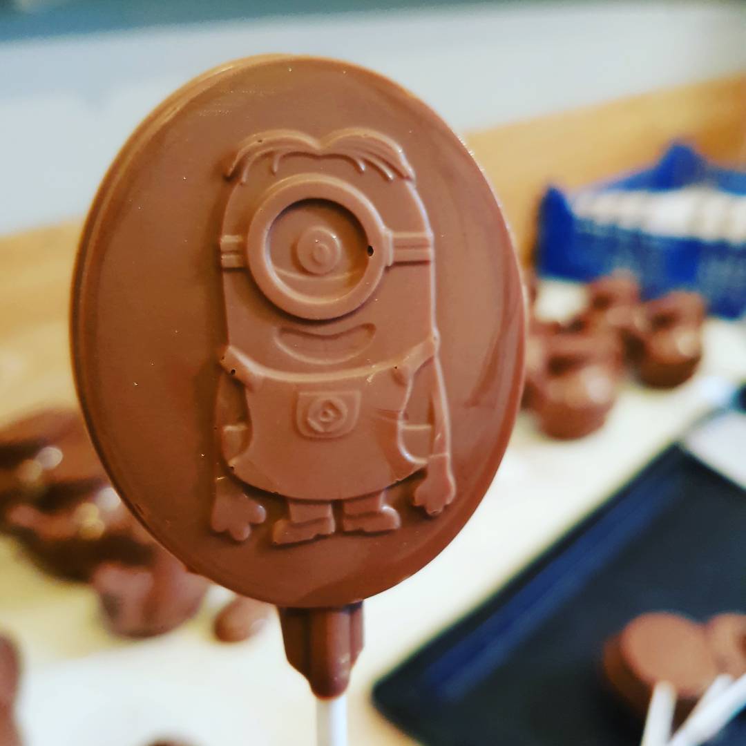 FavourDomea's tweet photo. #chocolate #handmade #domeafavour #truffles #plymouth #Foodie  #gains #chocolatefavours #goals #minions #l4l #F4F  #DespicableMe3 https://t.co/IMpJKHbqeW