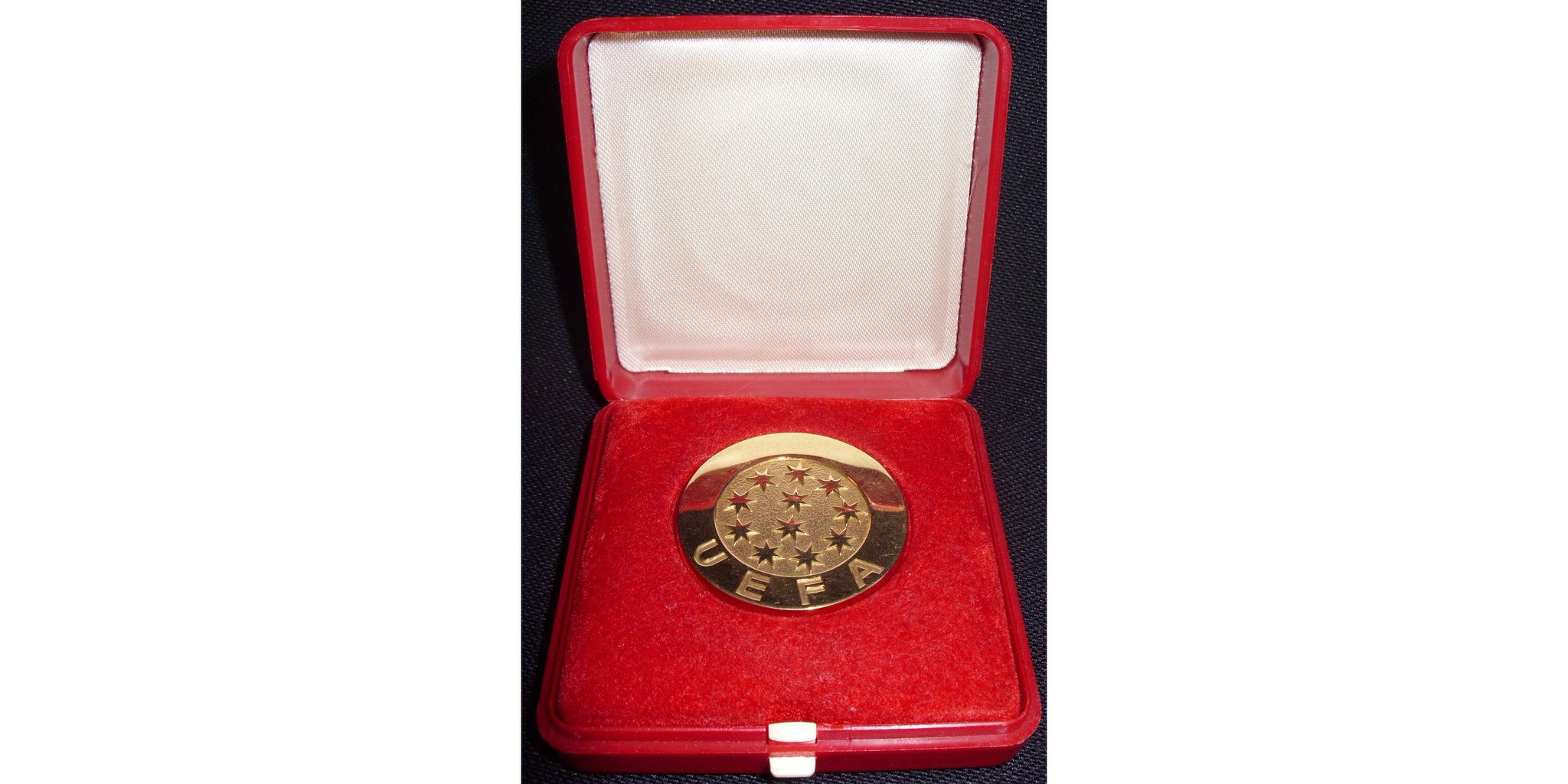 Happy birthday to Viv Anderson.  A cracking defender & owner of two these... 