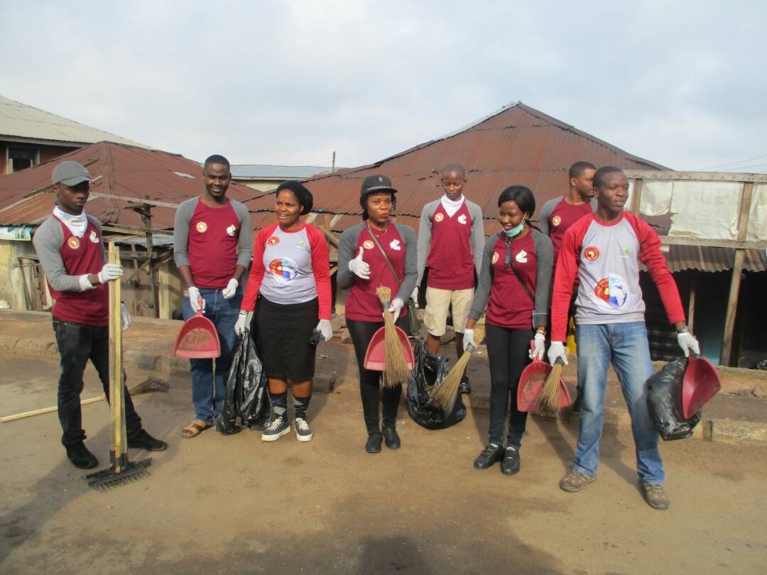 AU_ClubPaulesi's tweet photo. Cleaning w/ swag! Check out our president @Elijahak and team. Leadership by exmple #cleanIbadan #volunteering @AUScholarships @SamuelAgbai1 https://t.co/amausqGzar
