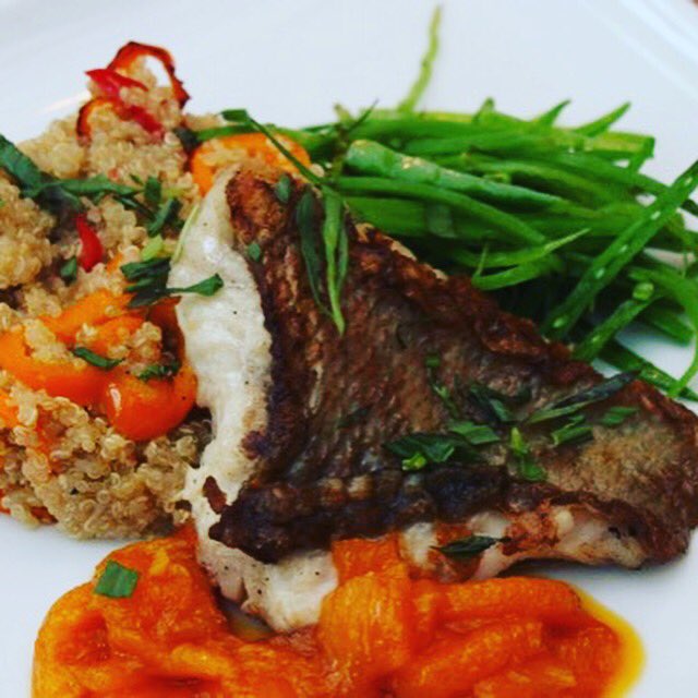 Weekrecept GoedvoorOgen : Roodbaarsfilet met zoetzure chutney saus en peultjes. En gezond voor ogen. goedvoorogen.nl/recipe/gegrild…