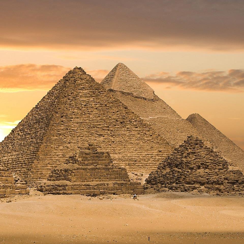 ビジネスをエンジョイ 日本最大の異業種交流グループ エジプト の ギザ砂漠 の三大 ピラミッド 左手前からいきます メンカウラー王 カフラー王 クフ王 です 世界の七不思議 で唯一現存する建造物 それがピラミッド 海外進出 海外旅行