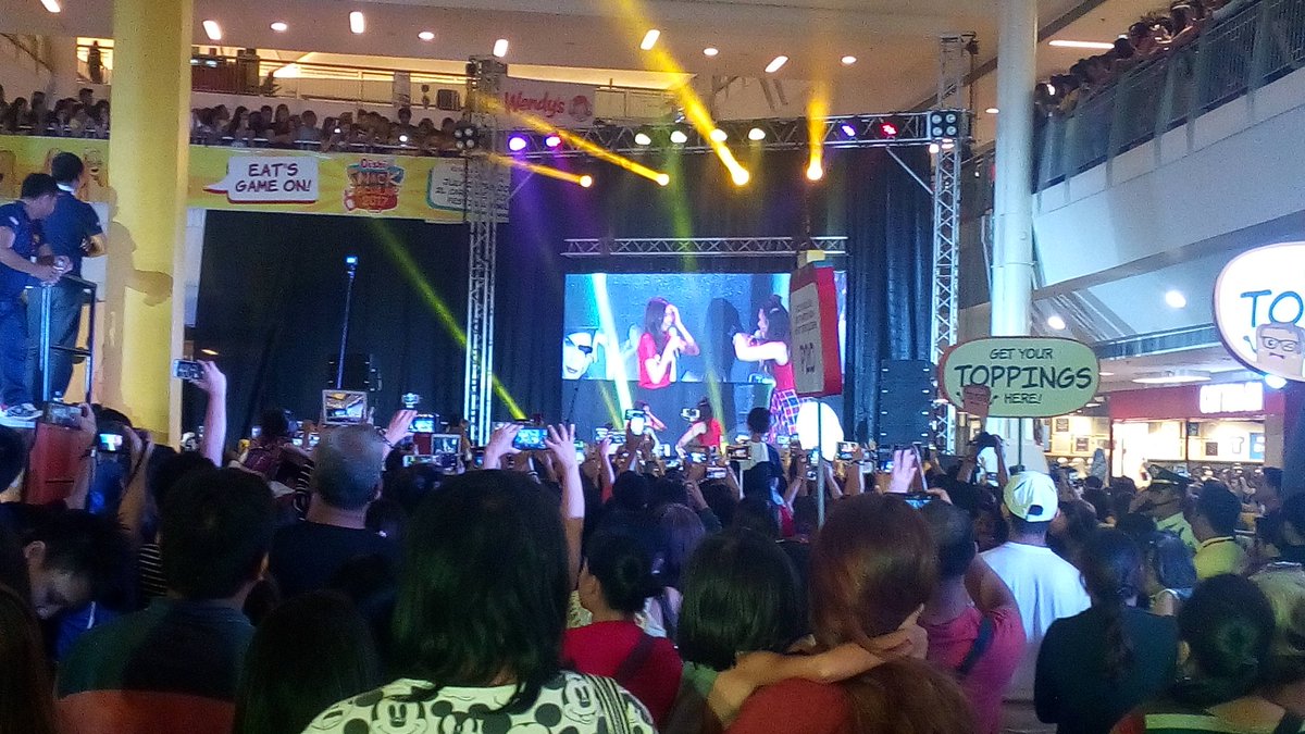 MAINEnatics_CAV's tweet photo. ALL CAMERAS UP!!! QUEEN IS HERE!!!

#MaineOishiSnackTacular
#OishiSnacktacular https://t.co/2iNY24Q8Cw