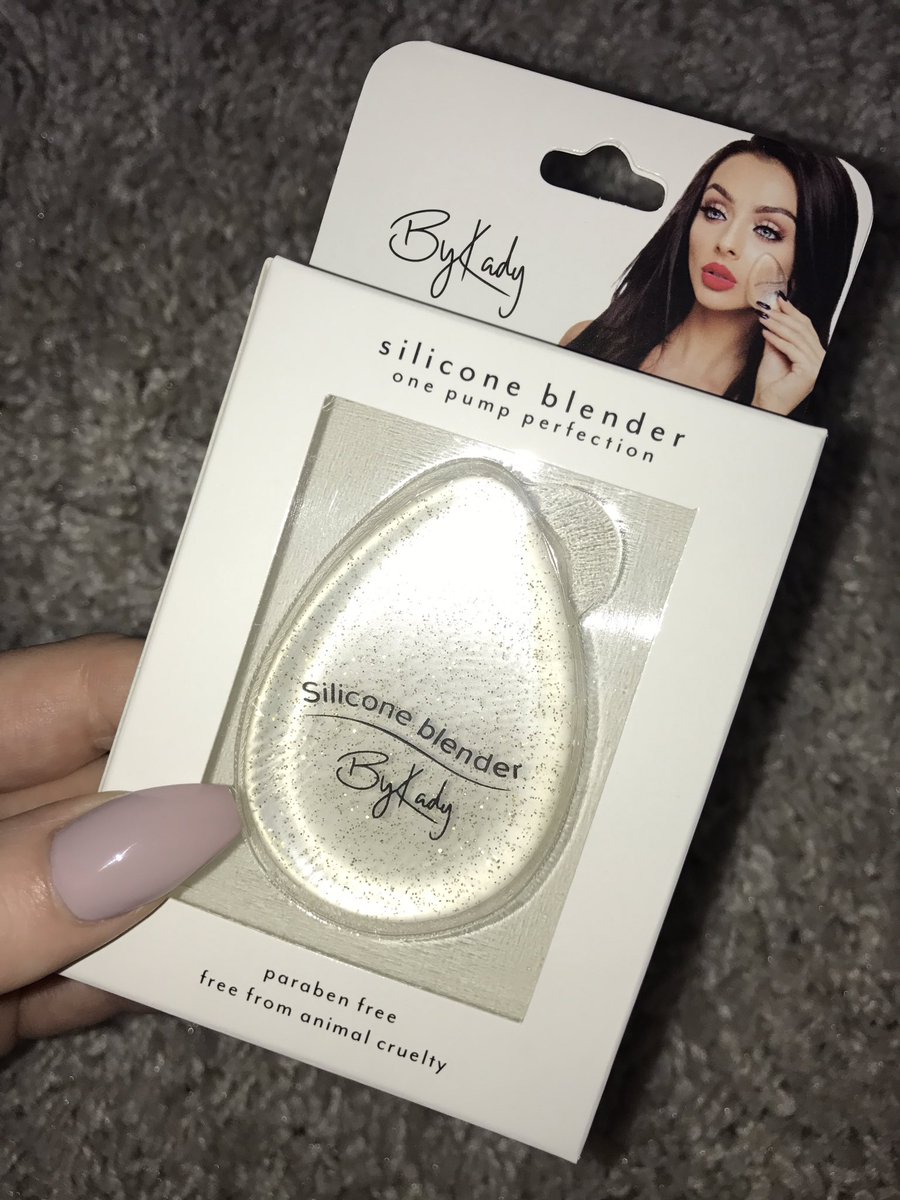 vickyhatton's tweet photo. @kadymcdermottx @ByKady what a lovely delivery this morning! Thank you 💕 https://t.co/xxy5Nxe6dy