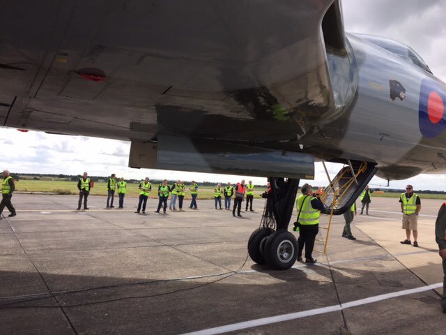 vulcantothesky's tweet photo. Visitors look on as #XH558 is prepared. #groundrun https://t.co/FNQMkhBP7d