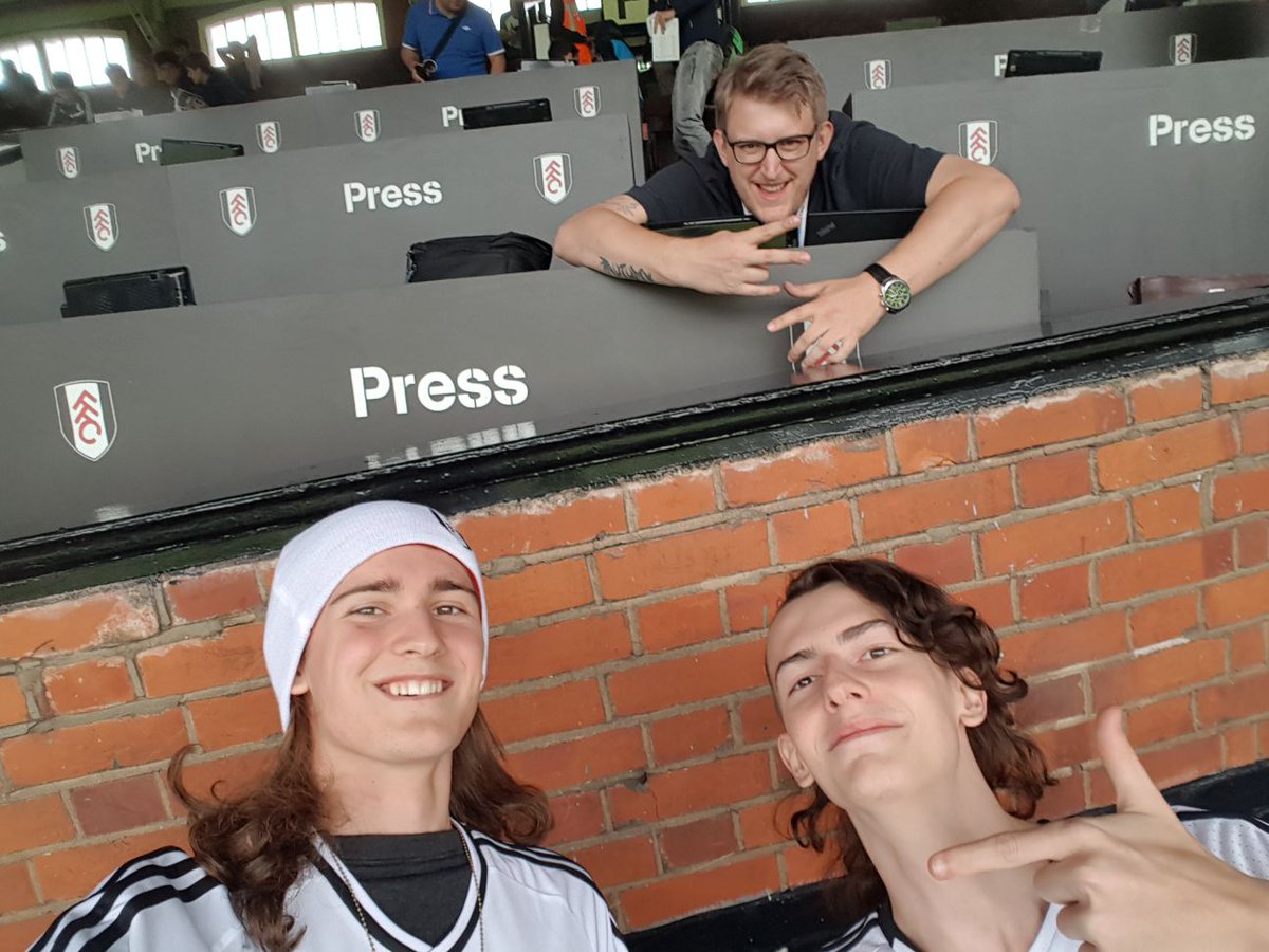 GeneralAkAbA's tweet photo. Come on Fulham! #ffcbigscreen #coyw https://t.co/2rqeZ33jMu