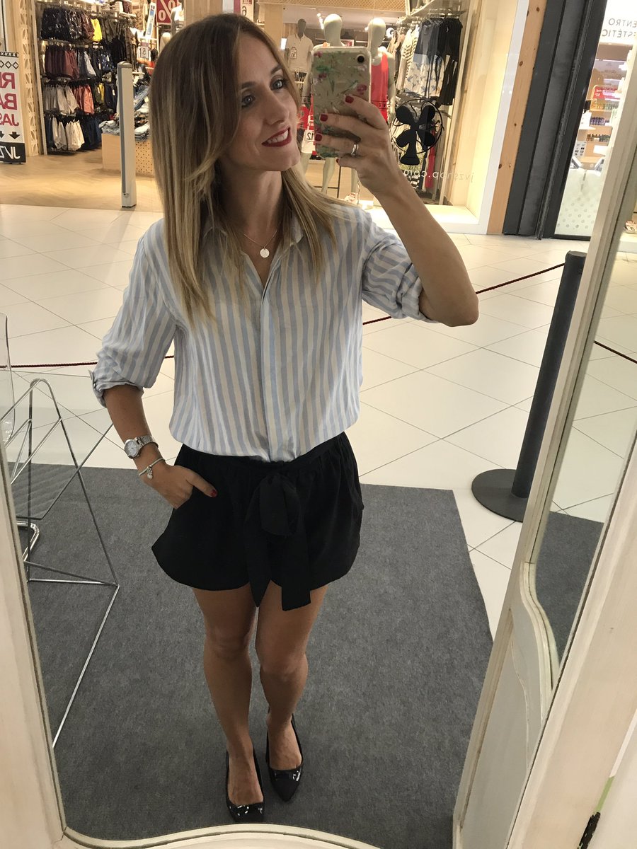 notasconestilo's tweet image. Ayer en @cclasierra antes de comenzar una tarde llena de estilo y trucos de belleza. #personalshoppercordoba #asesoradeimagen