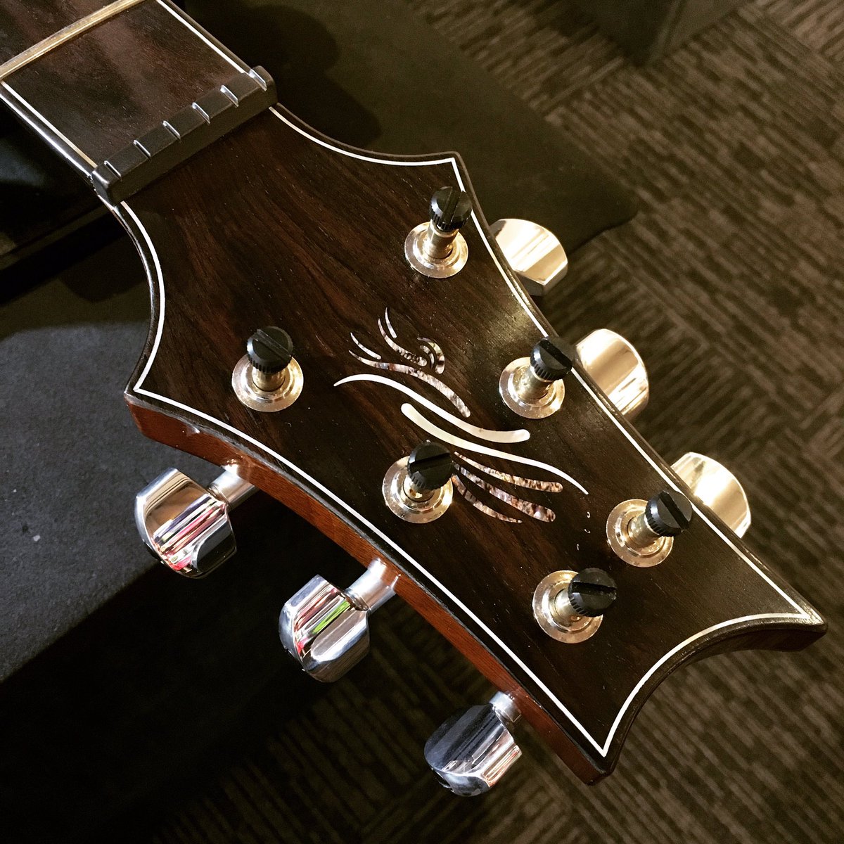 goldstargt's tweet photo. 若干の違和感がありますが、シンプルで高級感が引き立ちます。ロッドカバー無しのグラファイトネックです‼︎
#prs #paulreedsmith #privatestock #graphiteneck #guitar #ポールリードスミス #プライベートストック https://t.co/lHYcjgmMQ7