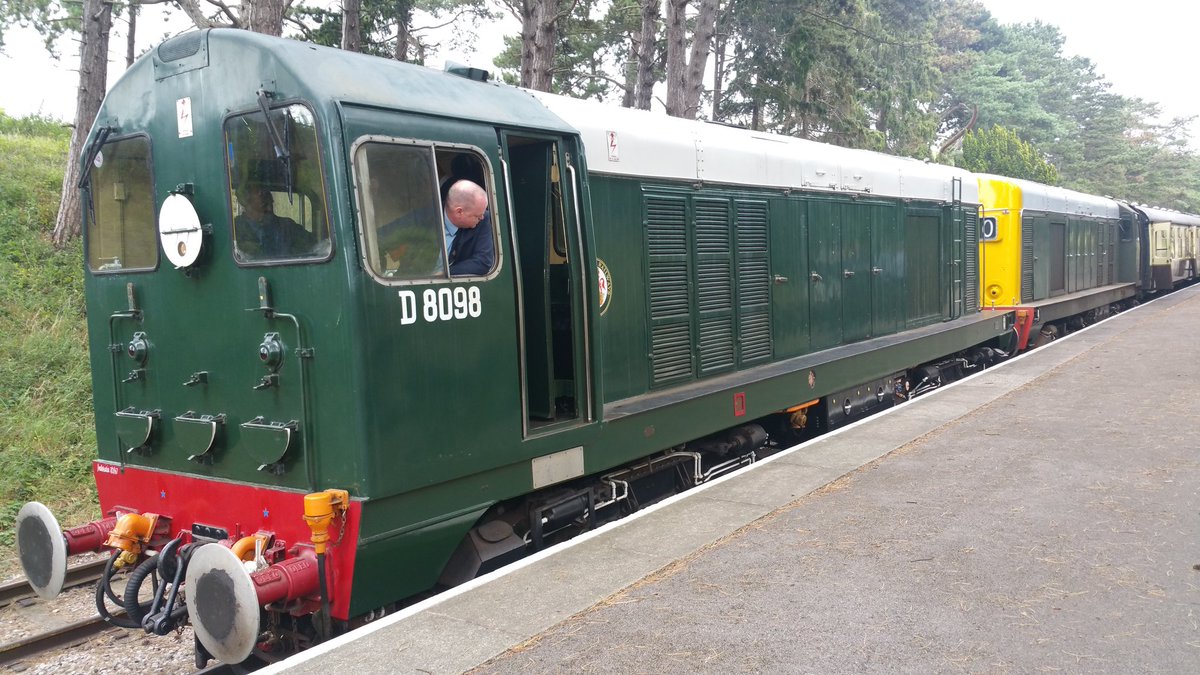 jw26040's tweet image. D8098 &amp;amp; D8137 at Cheltenham Racecourse station a few minutes ago. @GWSRDiesels