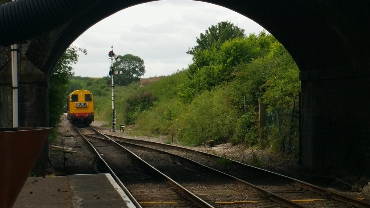 jw26040's tweet image. D8098 &amp;amp; D8137 at Cheltenham Racecourse station a few minutes ago. @GWSRDiesels
