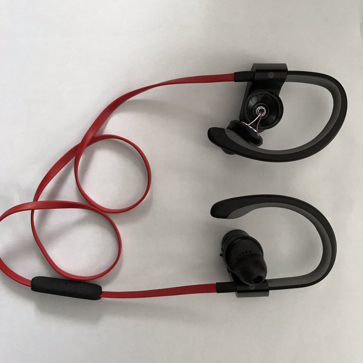 Bruno_Ciulli's tweet photo. Quand tu achètes un #powerbeats2wireless de @BeatsByDreFR car le son est top pour ta musique mais que tu as oublié de demander sa robustesse https://t.co/YLvBrQXK0d