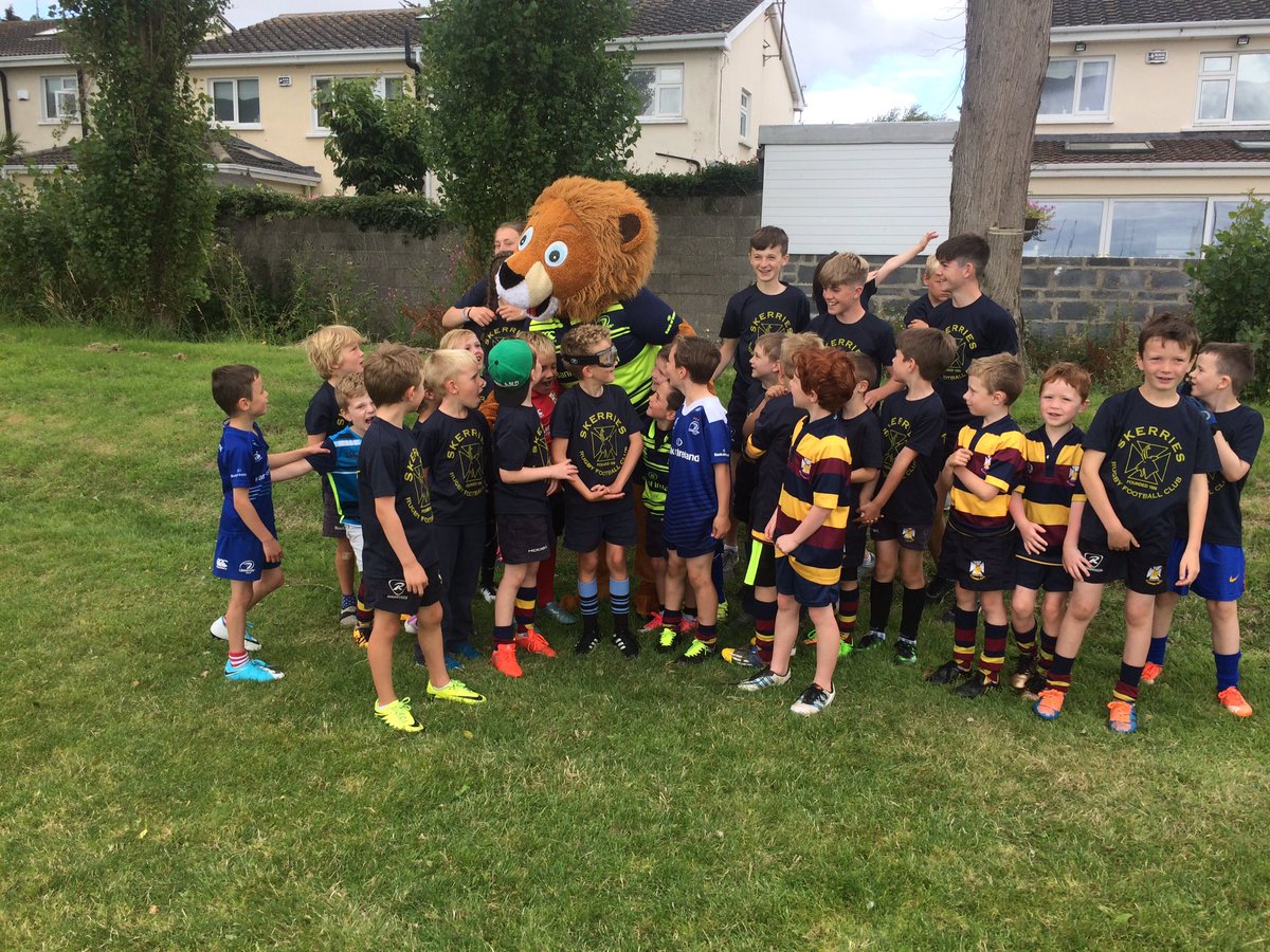 AndyCarabini's tweet photo. Great excitement with special guest on day 2 of @skerriesrugby summer camp #leothelion #FromTheGroundUp https://t.co/pTwUXxGkFg