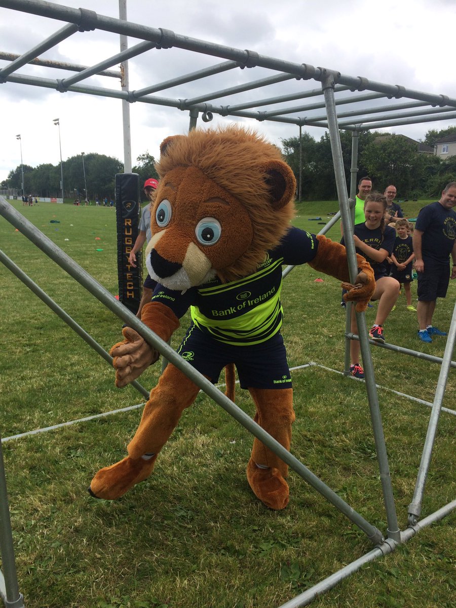 AndyCarabini's tweet photo. Great excitement with special guest on day 2 of @skerriesrugby summer camp #leothelion #FromTheGroundUp https://t.co/pTwUXxGkFg