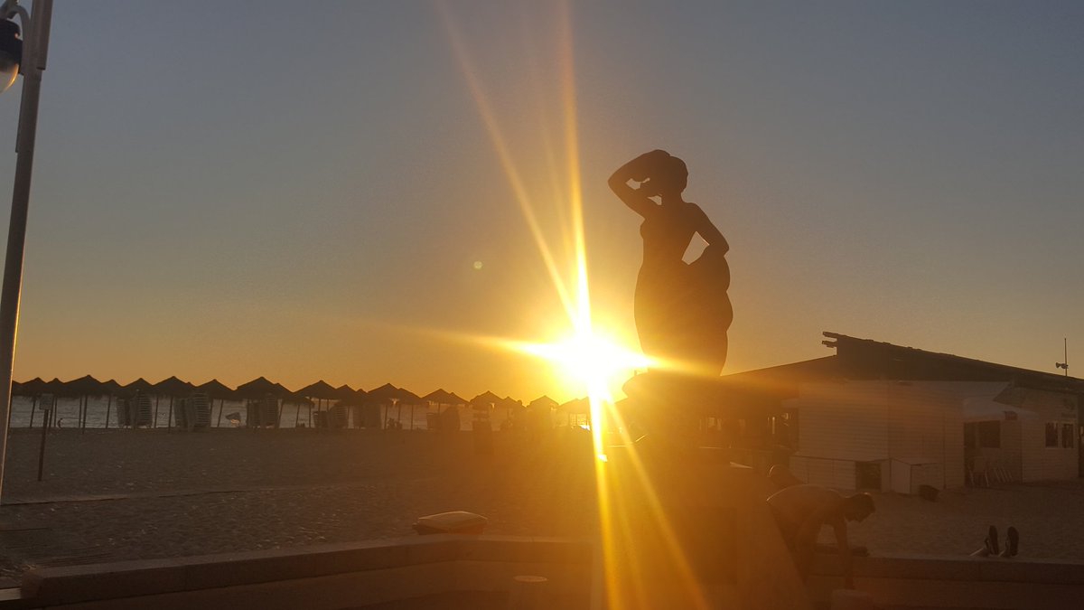 Luz de puesta de sol iluminando La Victoria desde poniente.