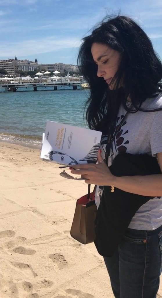promovieteam's tweet photo. Anche al @Festival_Cannes 🎬
la giornalista @SerenaNannelli leggeva #DaCassinoaHollywood 📖:
fate come lei! 

#buonsabato 😎 https://t.co/YW4zHRH8kh