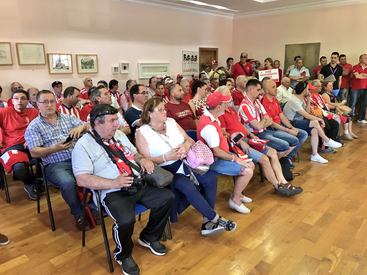 Comienza la recepción institucional del Ayuntamiento de Vegadeo a todas las peñas presentes en #VegadeoRojiblanco