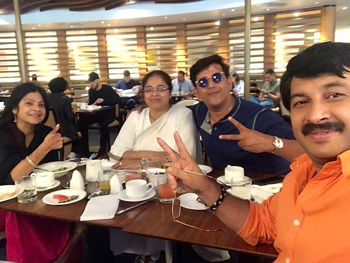 maliniawasthi's tweet photo. लंदन में आयोजित भोजपुरी समारोह में शामिल होने पहुँचे हम सब की बातों का एक ही केंद्र था, अपना देश। @ravikishann @ManojTiwariMP https://t.co/ykw8mbuNZs
