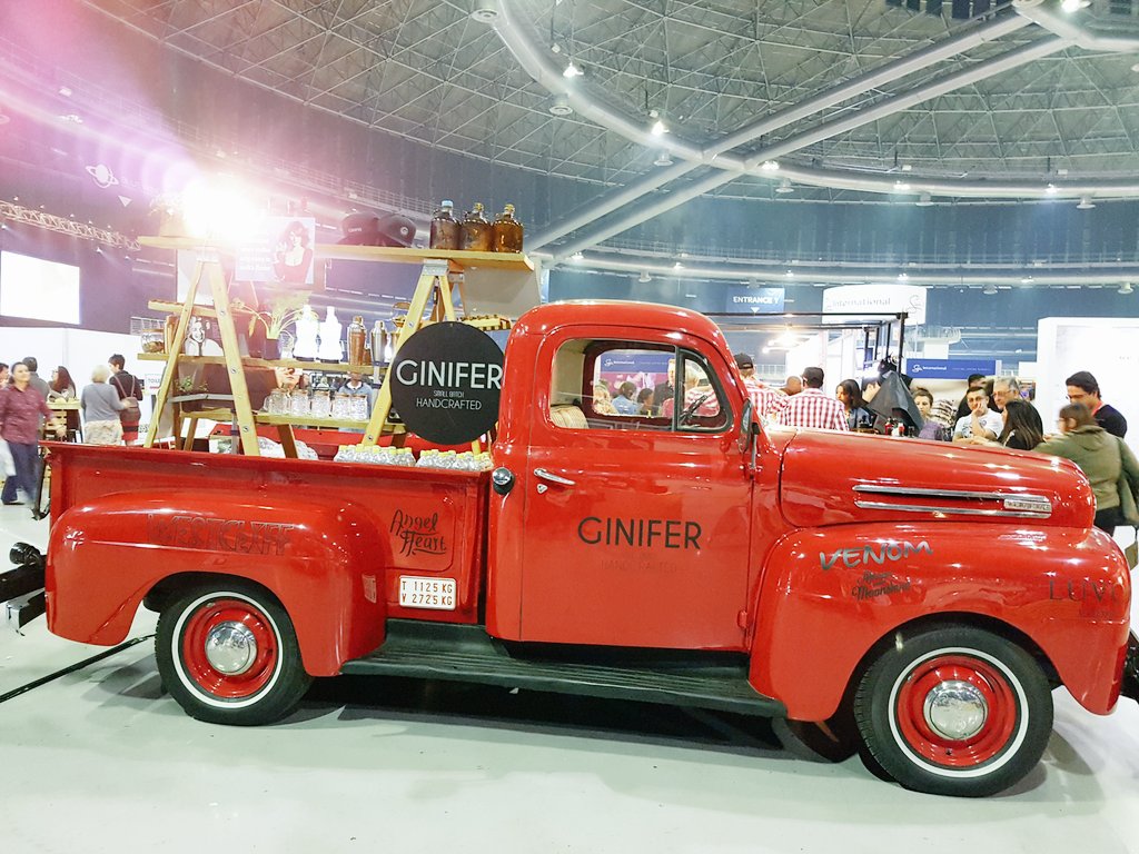 The sexy AF <a href="/GiniferGin/">Ginifer Gin</a> <a href="/LuvoaVodka/">Luvoa Vodka</a>  stand! 😍😍😍

#GFWS2017