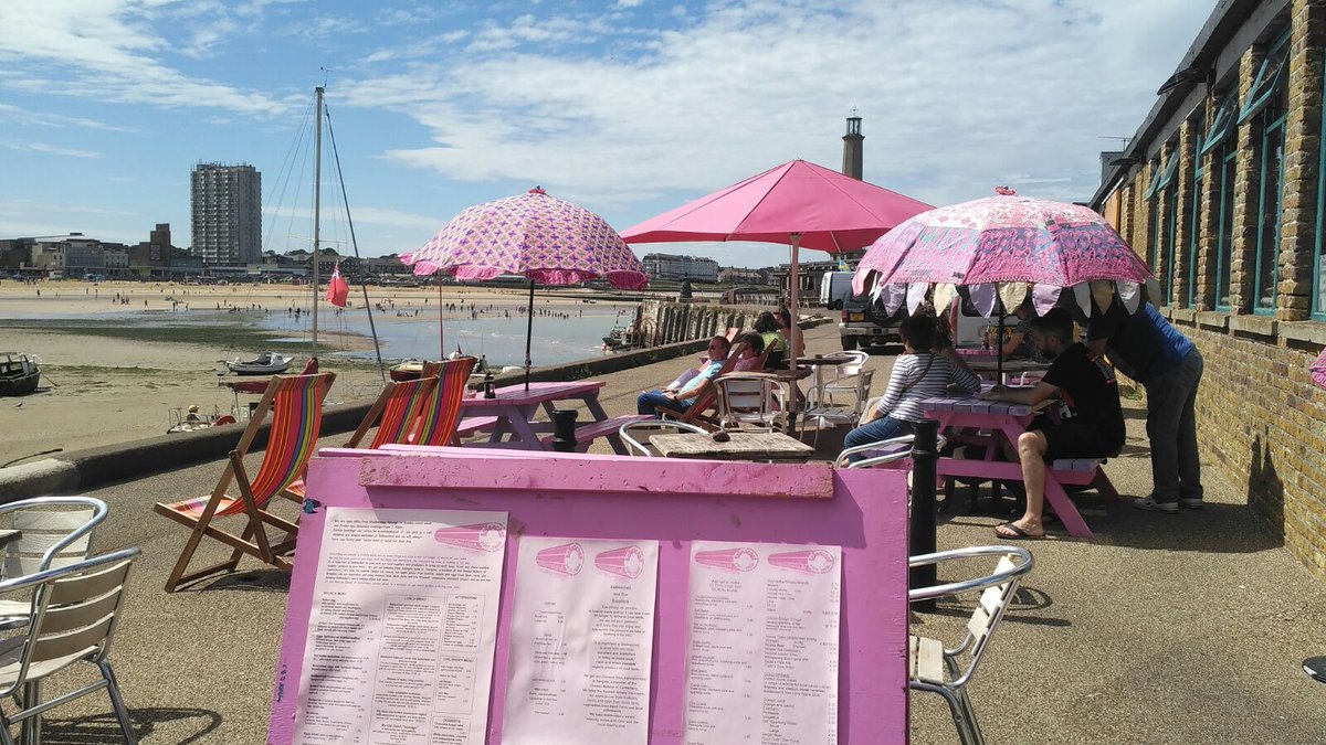 Suns out on the #harbourarm #margate next to <a href="/TCMargate/">Turner Contemporary</a>