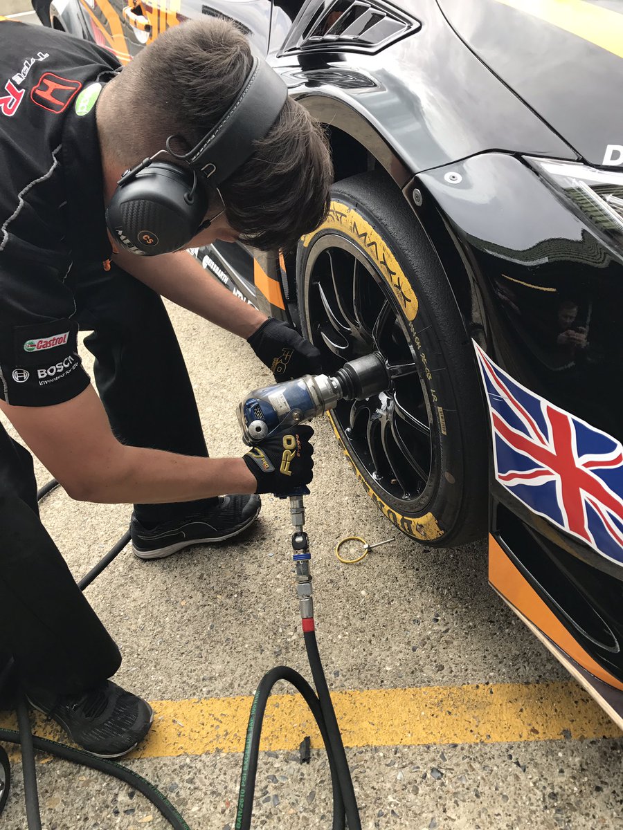 TeamDynamics's tweet photo. Thanks to @frosystems for the new kit in time for the weekend! #BTCC #FroSystems https://t.co/uyOYSytPcZ