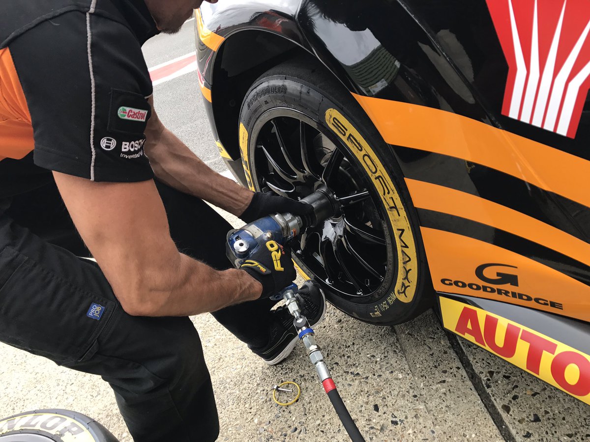 TeamDynamics's tweet photo. Thanks to @frosystems for the new kit in time for the weekend! #BTCC #FroSystems https://t.co/uyOYSytPcZ