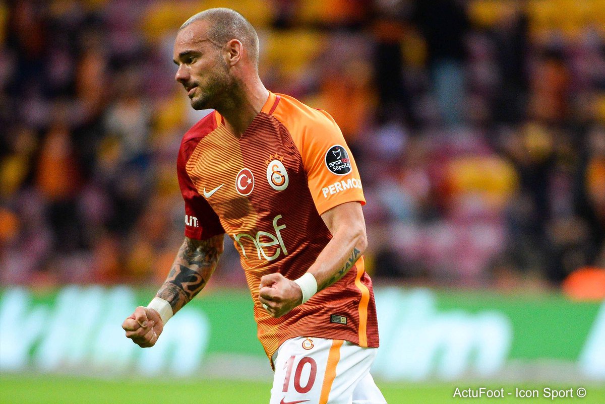Nice a fait une proposition de contrat à Wesley Sneijder, que ce dernier devrait accepter.
(<a href="/ajaxdailydotcom/">AjaxDaily</a>)
