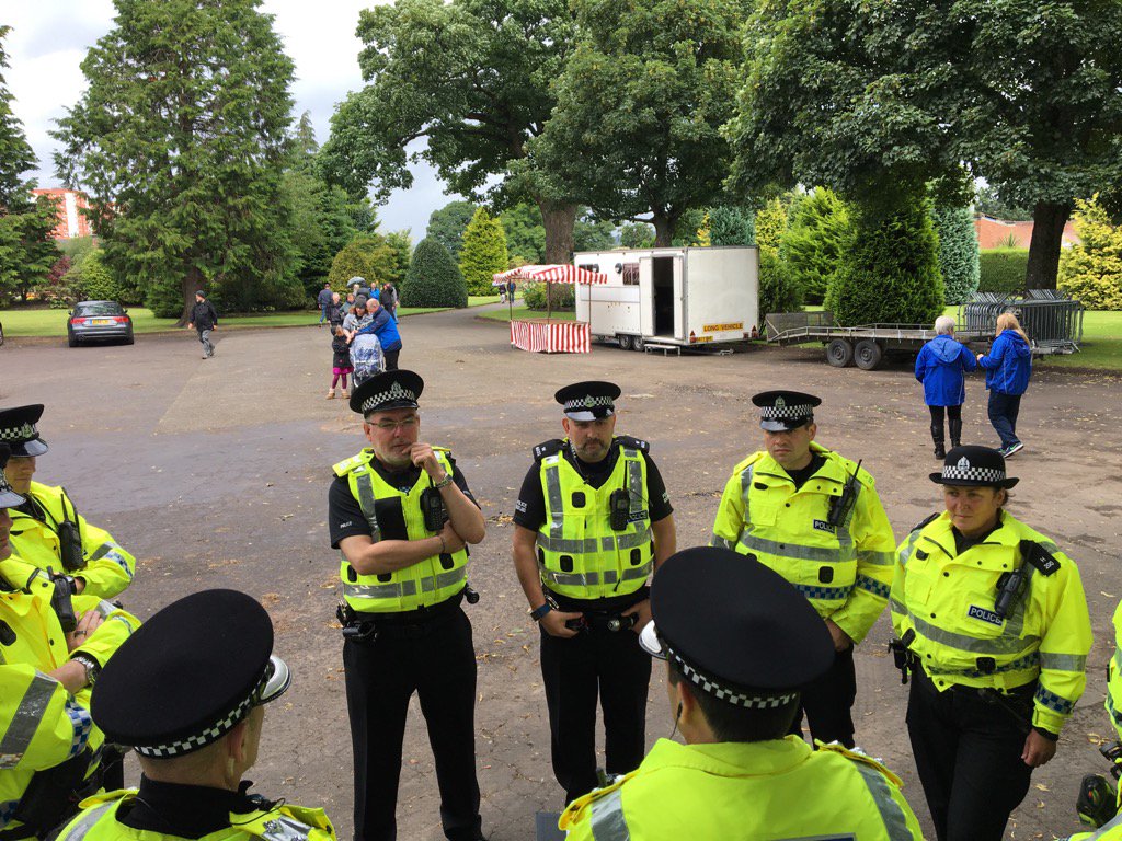 PSOSArgWestDunb's tweet photo. CHI Mark Lundie briefing the late shift officers at Scottish Pipe Band Championships #StillNotRaining ☀️ https://t.co/pDeWp8xokg