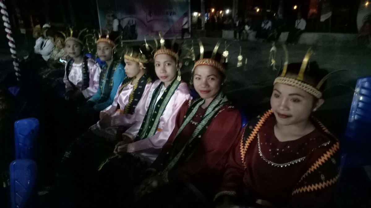 Soehardiansyah's tweet photo. Ennu adalah sapaan wanita di Manggarai Barat,yukk ikut meriahkan Karnaval Komodo #PesonaKarnavalKomodo https://t.co/YzE8MusZsV