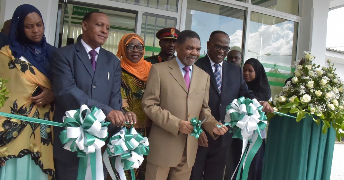 michuziblog's tweet photo. #MichuziBlogUpDates:DKT. SHEIN AFUNGUA TAWI LA BENKI YA CRDB CHAKE CHAKE, PEMBA, LEO: RAIS wa Zanzibar… https://t.co/9fw5Nrye4s #MichuziBlog https://t.co/W2rY1lV4m6
