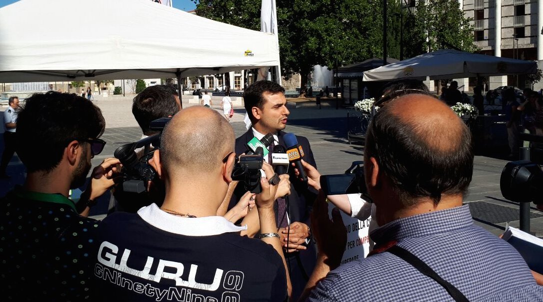 carlosibilia's tweet photo. Se M5S amministra Roma è perché tutti gli altri non sono stati capaci. Da PD a destra. Quando criticate premettete questo. https://t.co/wicrgHmdrg