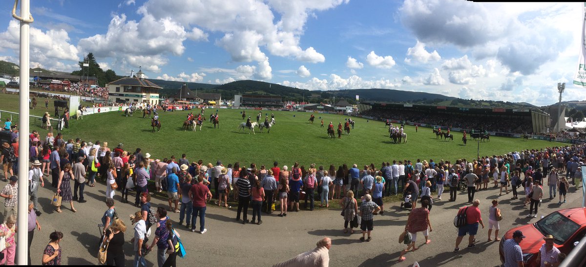 rhysow's tweet photo. Wedi joio'r Sioe Frenhinol mas draw #SioeFrenhinolCymru #rwas17 #RoyalWelshShow https://t.co/jLPMBoFSn7