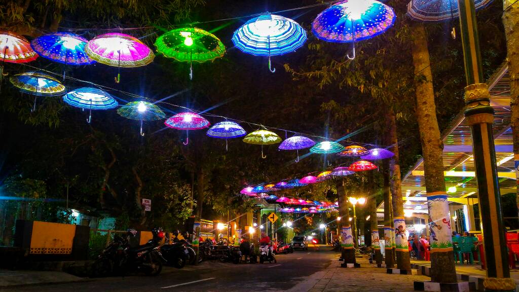Pemkab_Blora's tweet photo. Selamat Malam Blora 
Sehabis Hujan, Silahkan Menikmati Malam Minggu..
Di Taman Tirtonadi Reborn Blora https://t.co/TBNv0wofBz